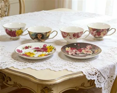 Vintage verguld-vergulde serviesset van keramiek met bloemen